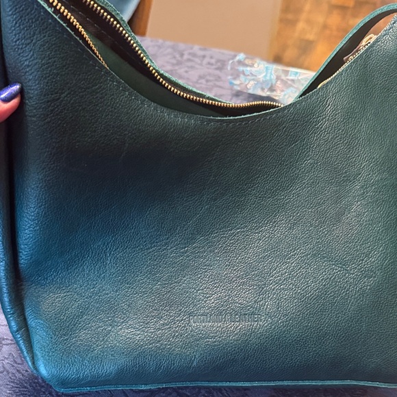 Elegant Teal Leather Shoulder Bag - Picture 3 of 4